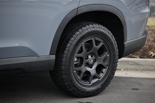 Certified 2025 Honda Pilot TrailSport image 5