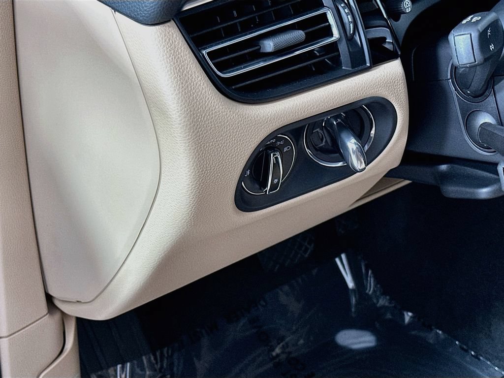 Certified 2026 Porsche Macan AWD/4WD image 11