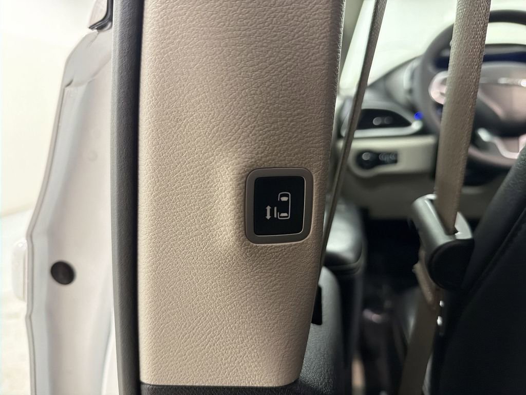 Used 2022 Chrysler Pacifica Touring-L image 21