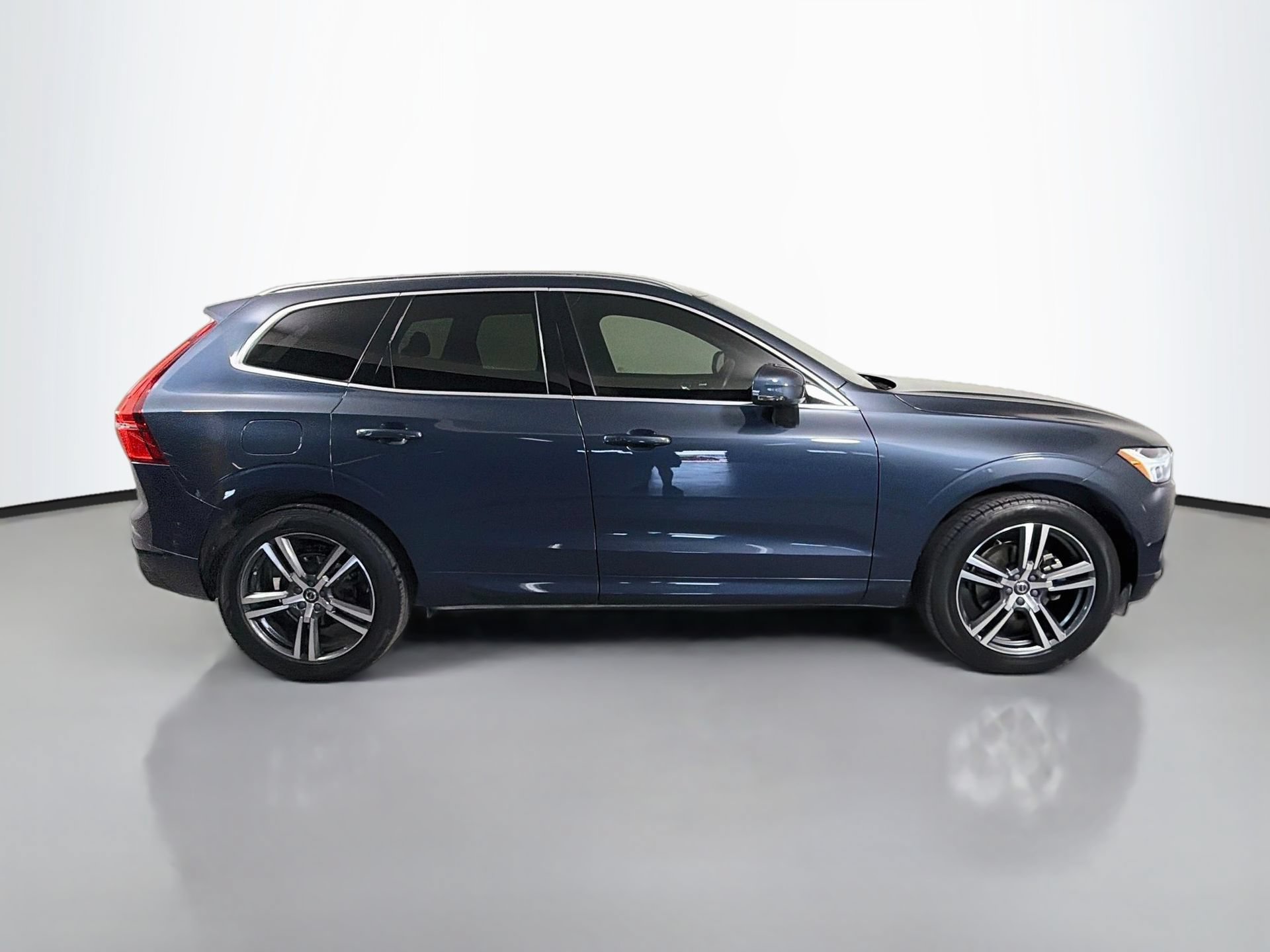 Used 2018 Volvo XC60 T5 Momentum w/ Convenience Package AWD/4WD image 5
