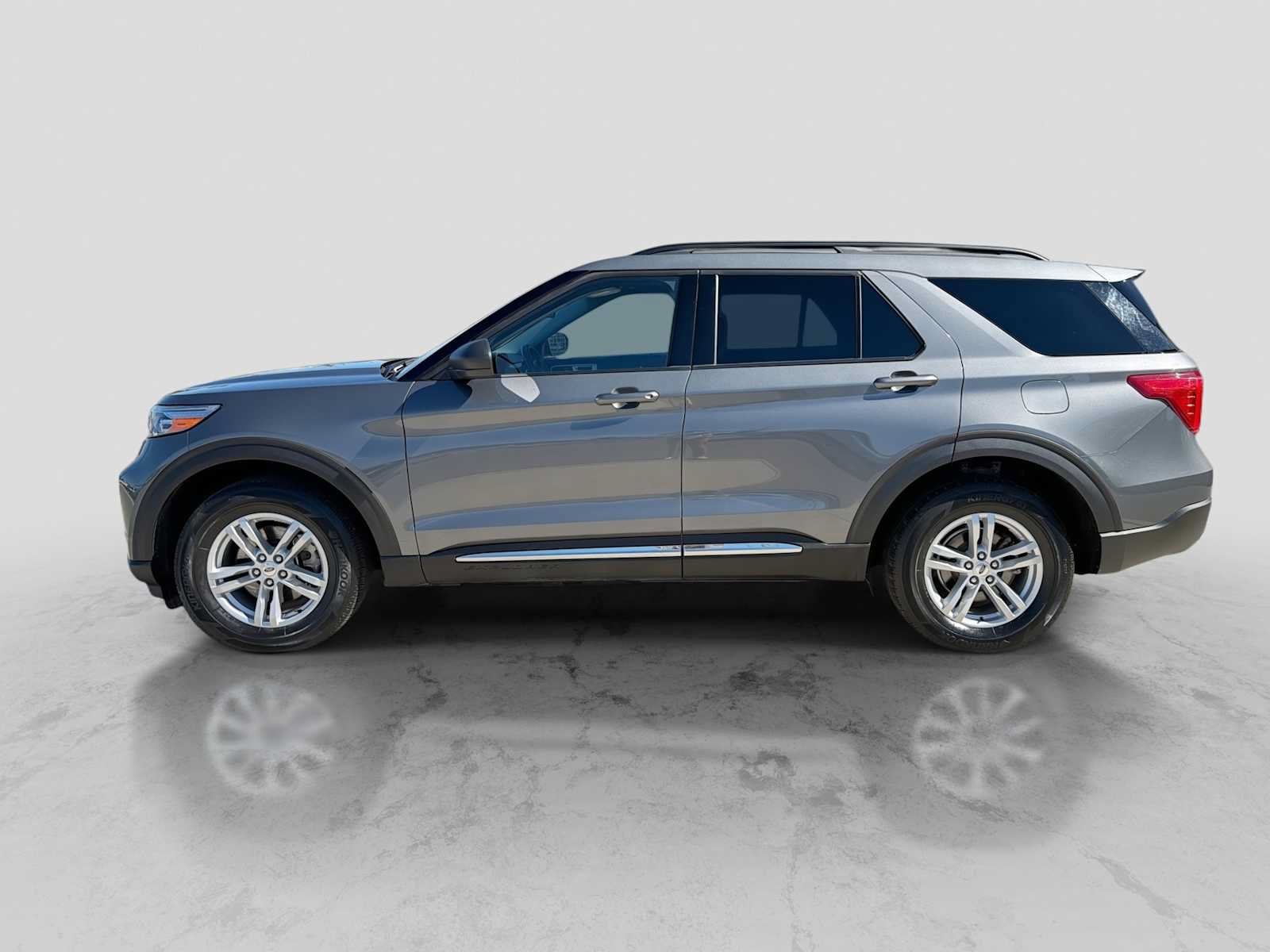 Certified 2023 Ford Explorer XLT w/ Equipment Group 202A AWD/4WD image 3