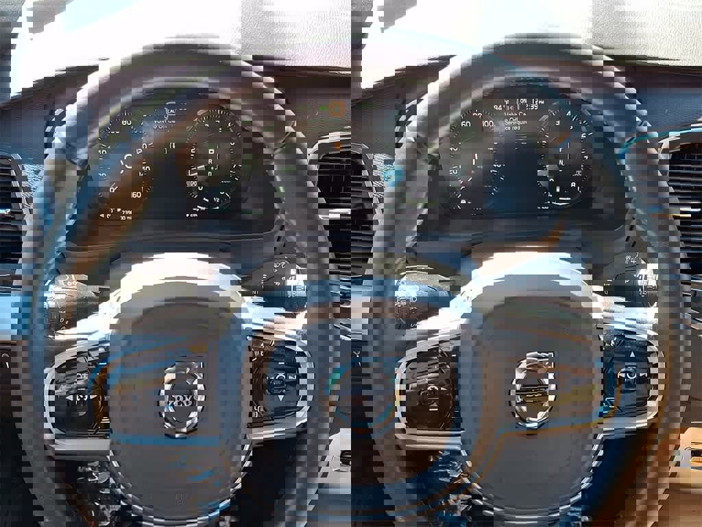 Used 2018 Volvo XC90 T6 Momentum w/ Convenience Package image 17