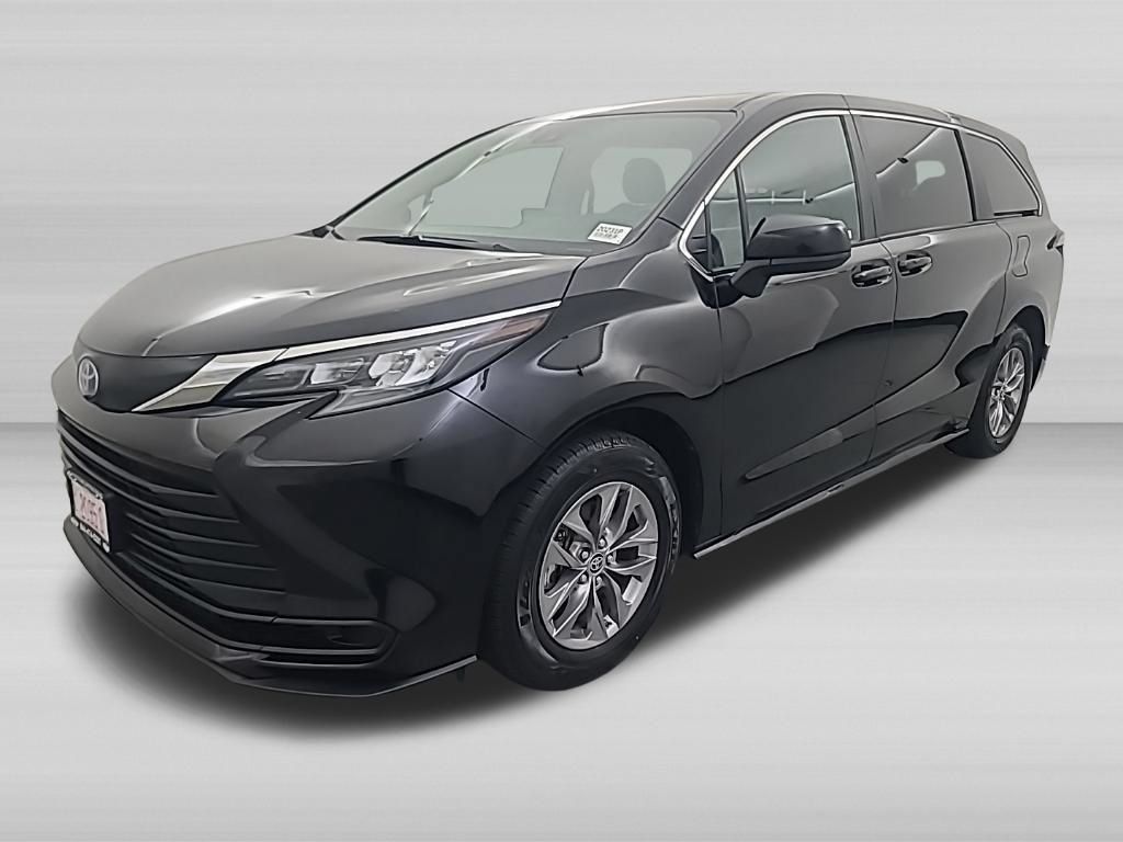 Used 2025 Toyota Sienna LE FWD image 7