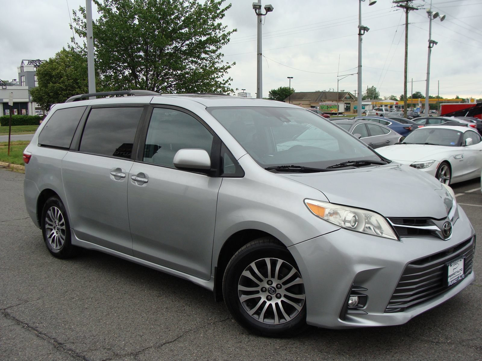 Used 2019 Toyota Sienna XLE w/ XLE Navigation Package FWD image 1