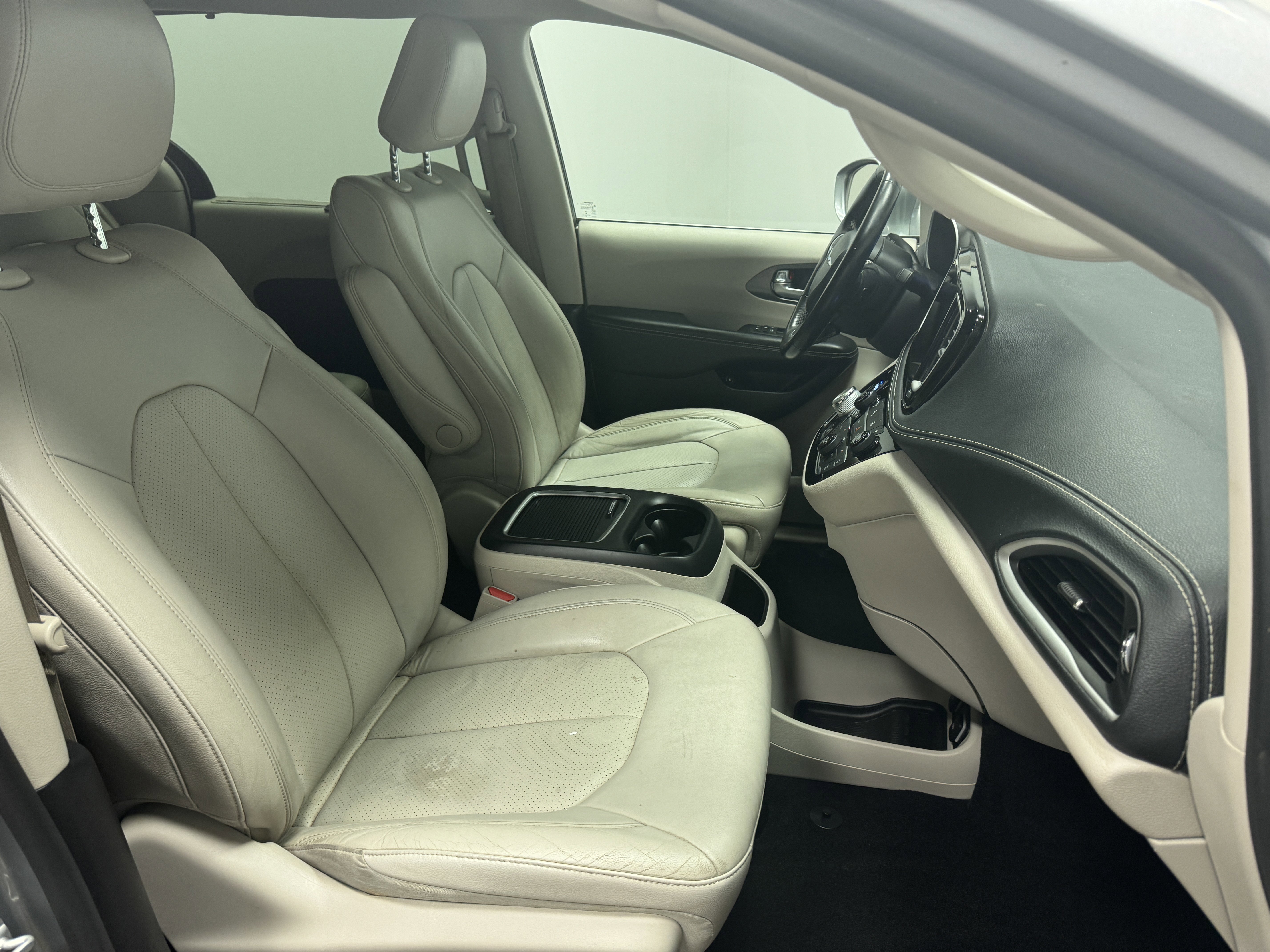 Used 2021 Chrysler Pacifica Touring-L image 15