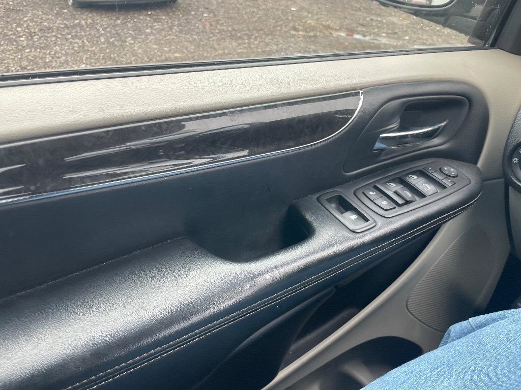 Used 2011 Chrysler Town & Country Touring image 12