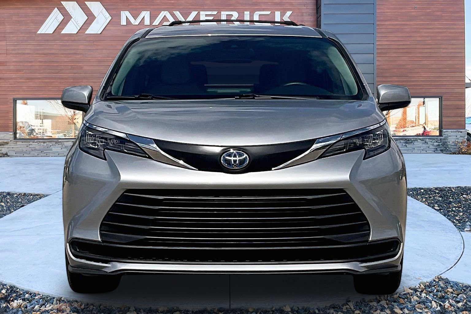 Used 2025 Toyota Sienna LE FWD image 2