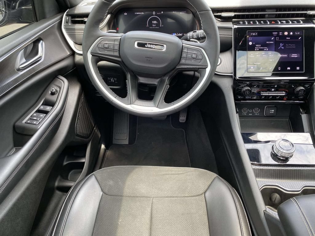Used 2025 Jeep Grand Cherokee L Altitude RWD image 8