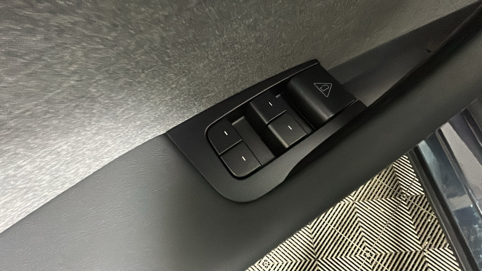 Used 2026 Tesla Model Y 2WD image 9