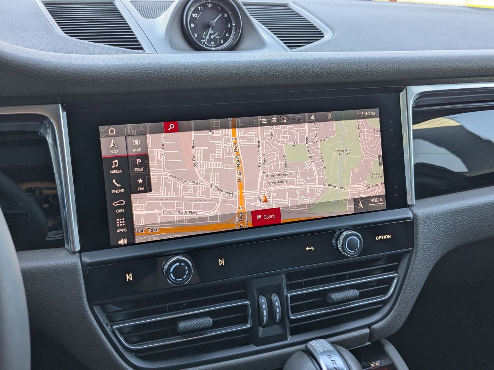 Certified 2025 Porsche Macan image 17