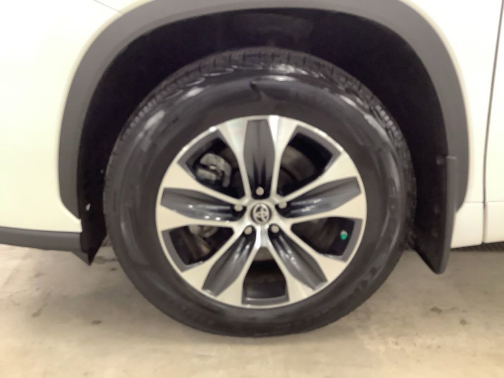 Used 2021 Toyota Highlander XLE AWD/4WD image 20