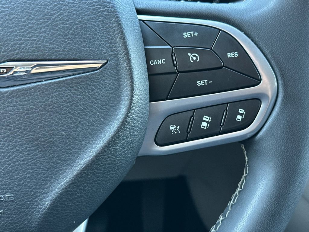 Used 2023 Chrysler Pacifica Touring-L image 26