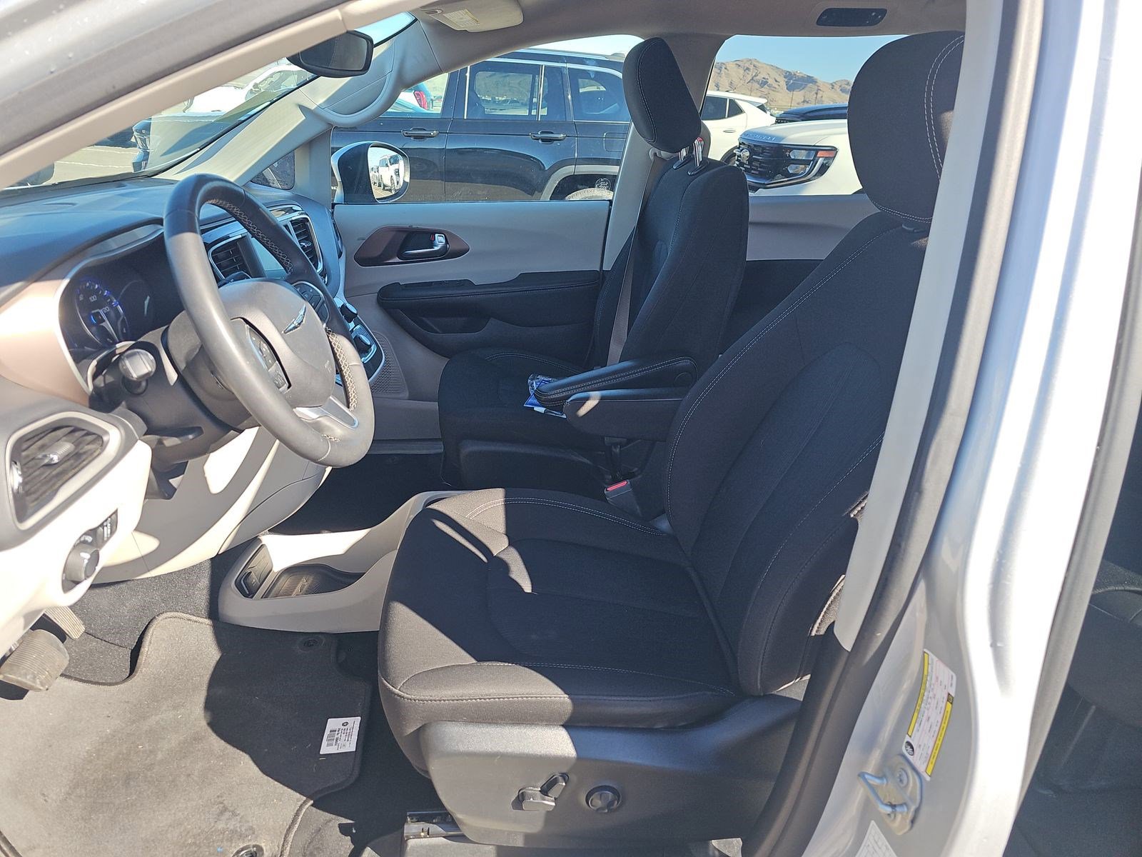Used 2023 Chrysler Voyager LX image 10
