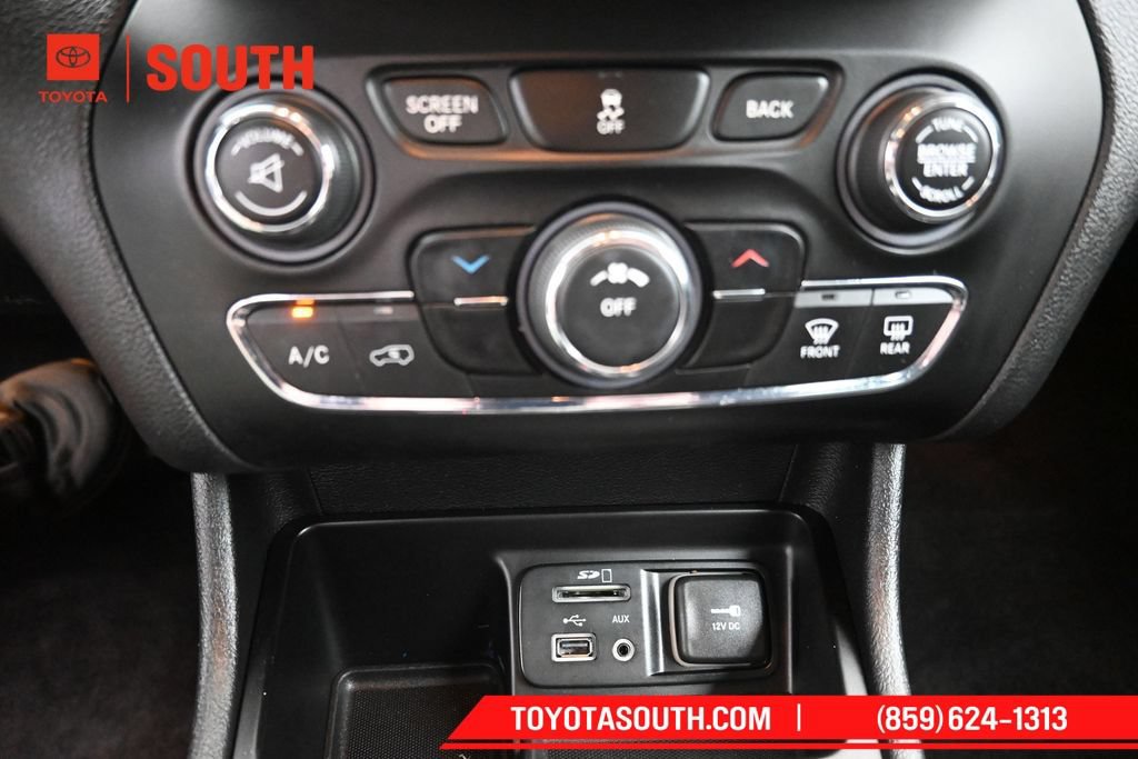 Used 2017 Jeep Cherokee Latitude w/ Comfort & Sound Group FWD image 19