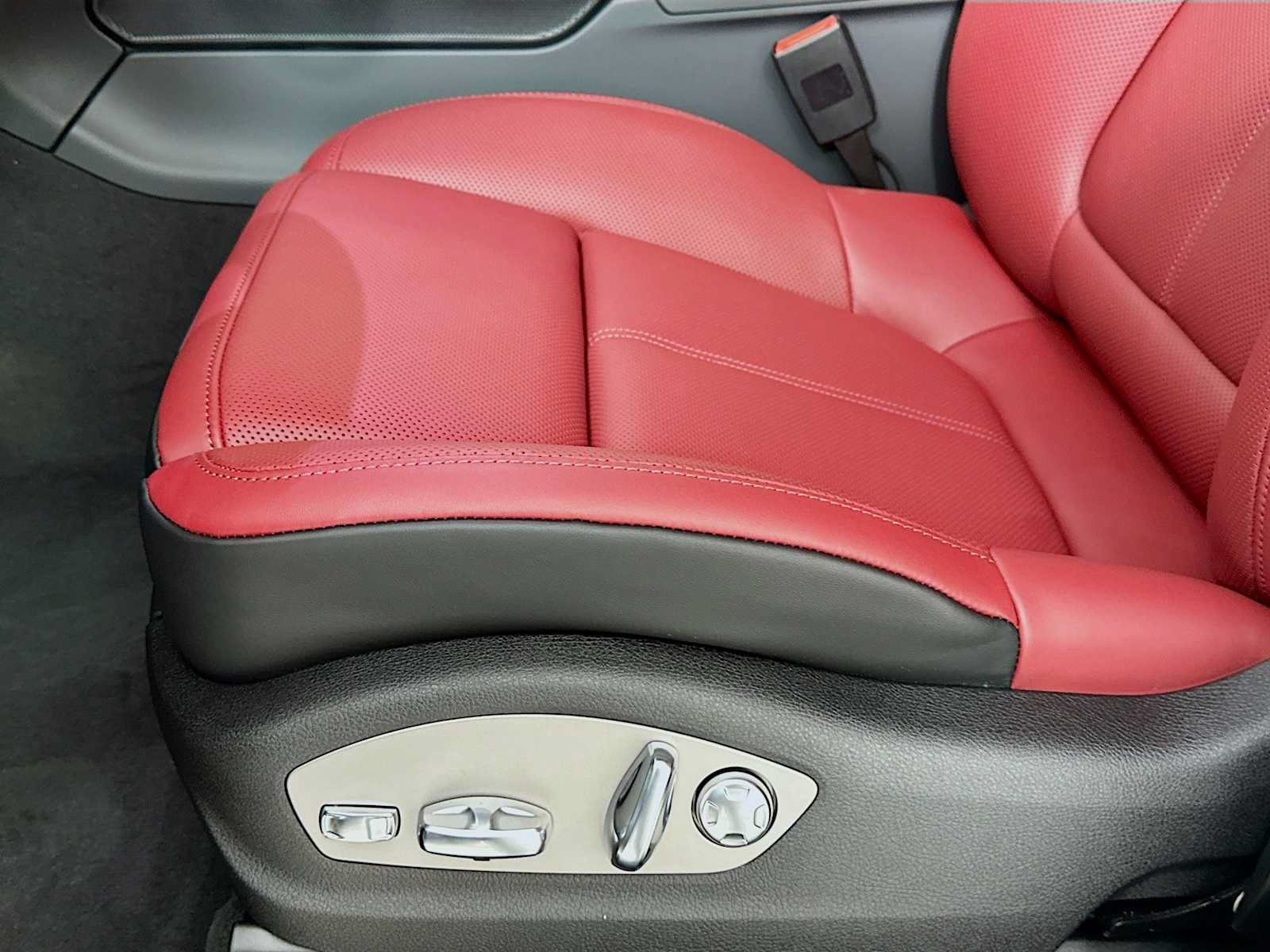 New 2026 Porsche Macan AWD/4WD image 12