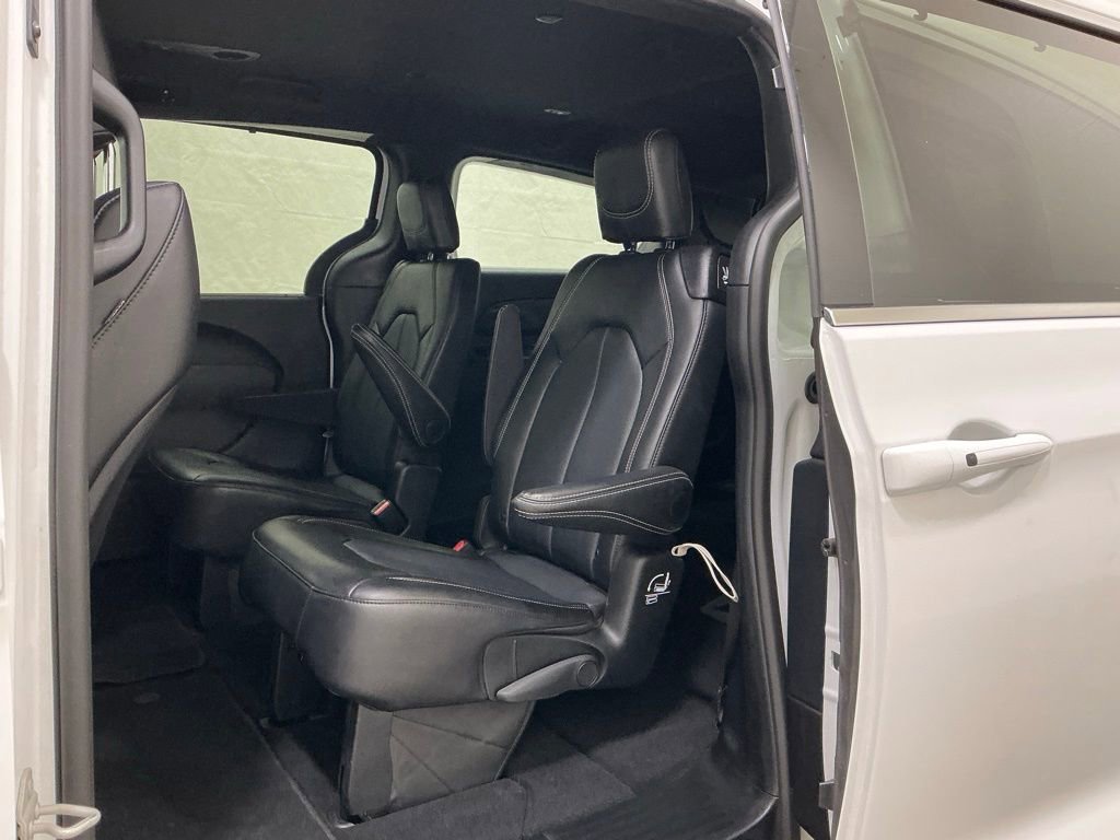 Used 2025 Chrysler Pacifica Select image 16