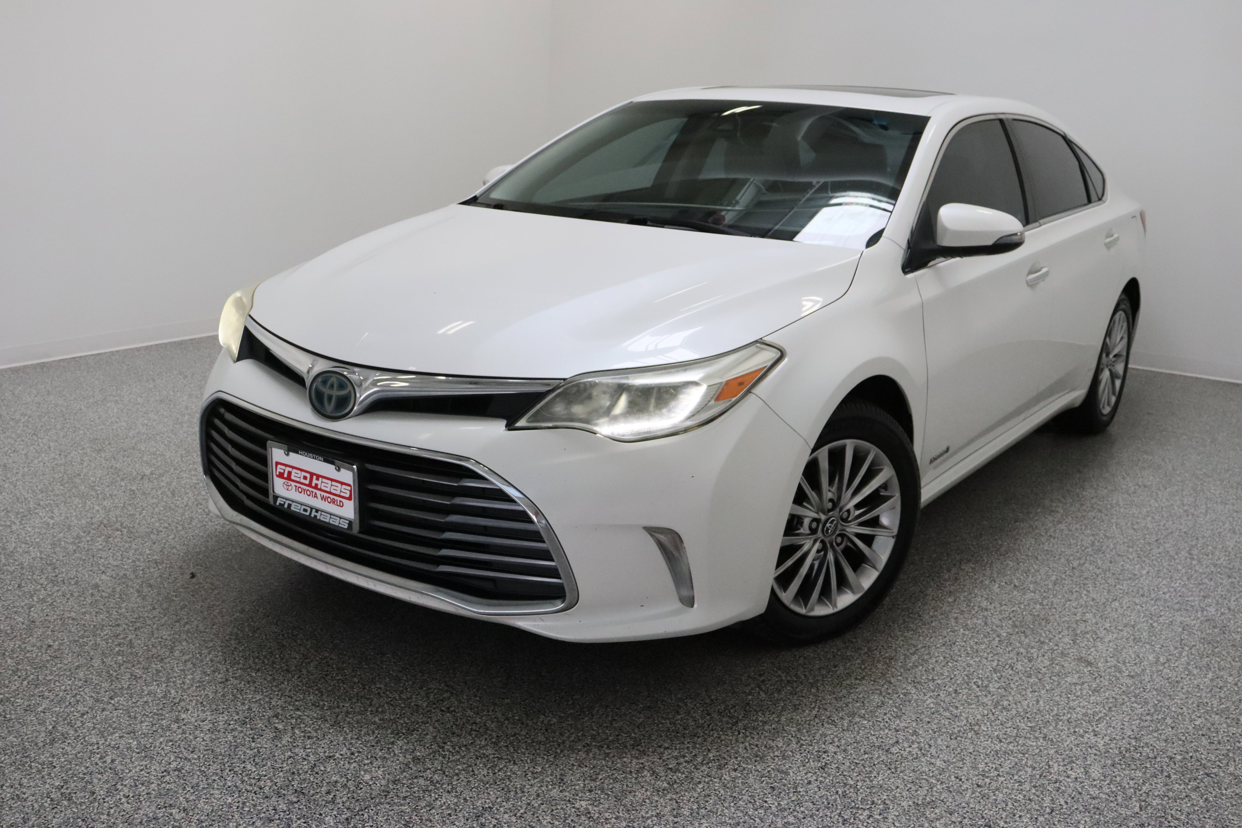 Used 2018 Toyota Avalon Limited FWD image 2