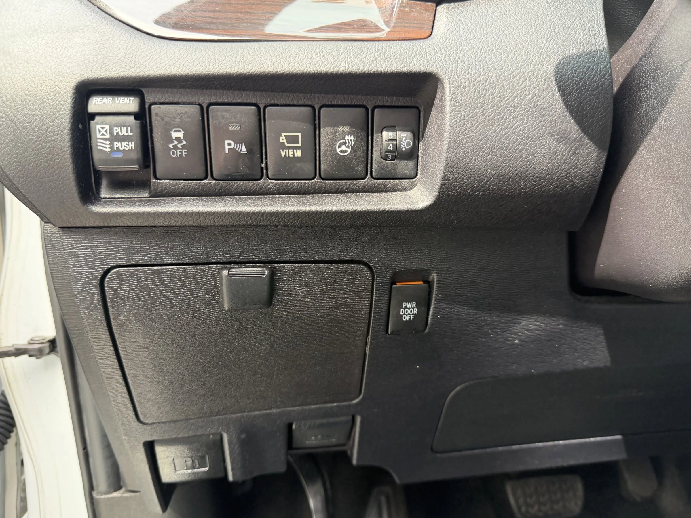 Used 2018 Toyota Sienna Limited Premium image 18