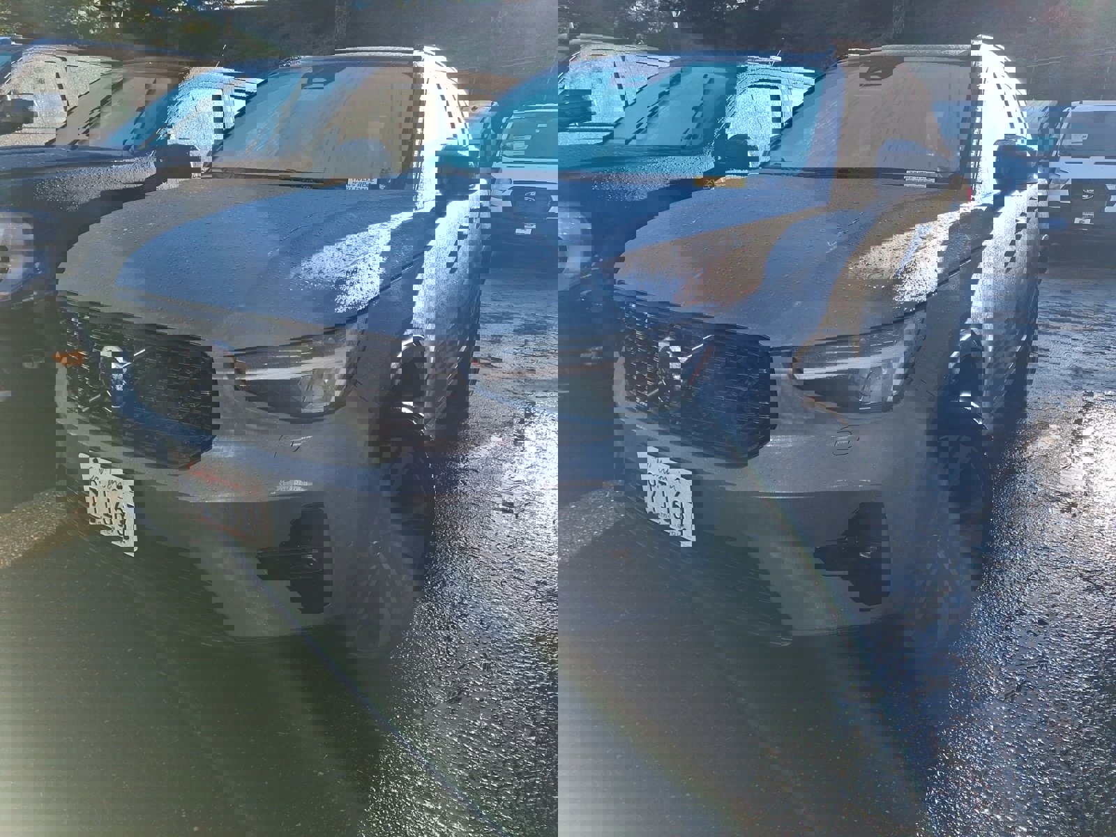 Used 2023 Volvo XC40 B5 Plus image 2