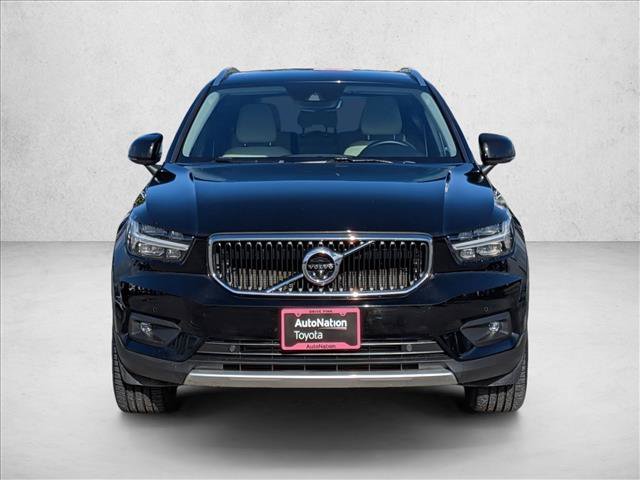 Used 2022 Volvo XC40 T4 Momentum image 2