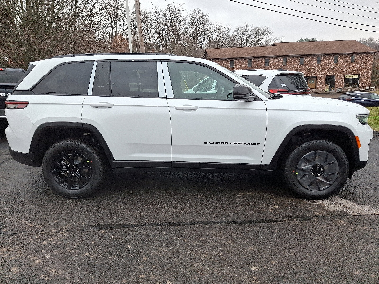 New 2025 Jeep Grand Cherokee Altitude image 7