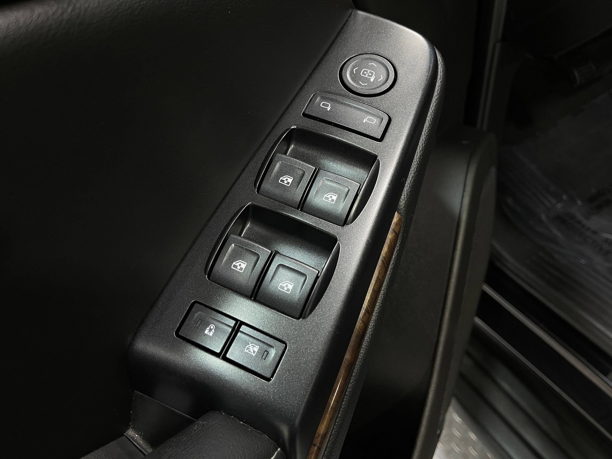 Used 2018 Chevrolet Tahoe LS AWD/4WD image 13