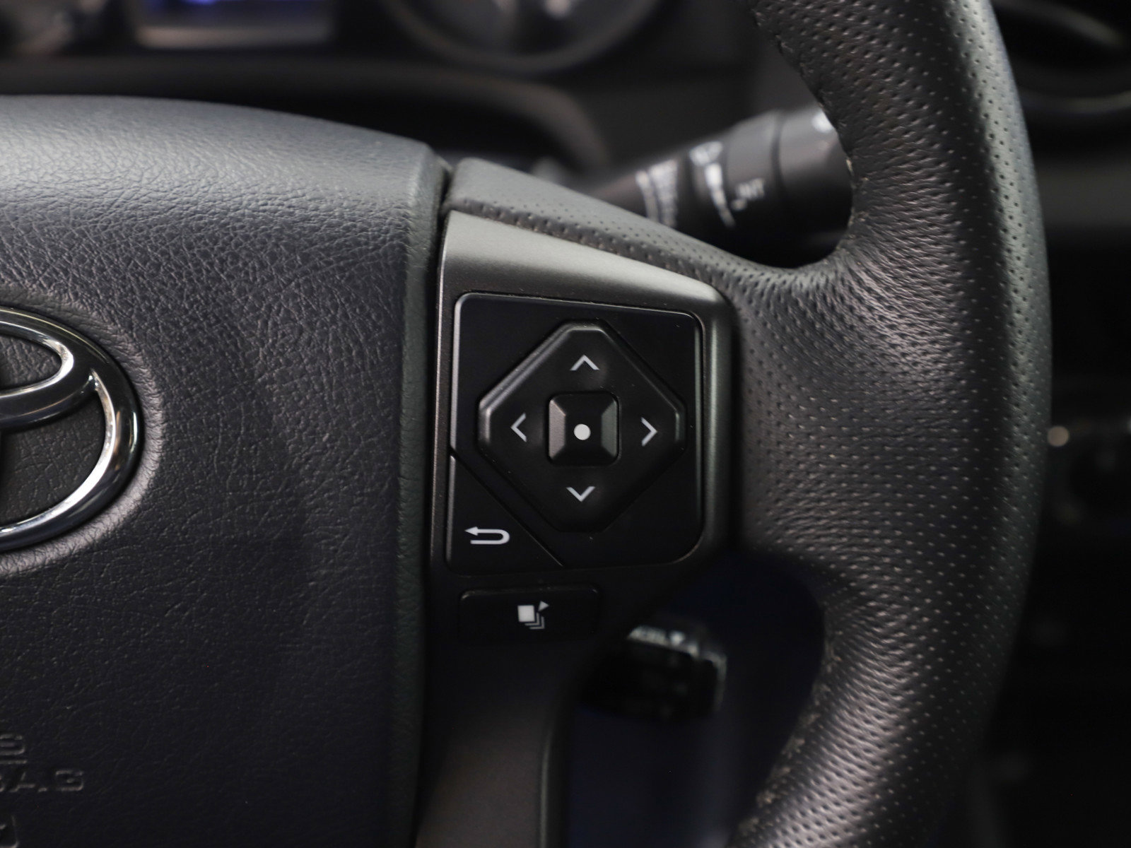 Used 2017 Toyota Tacoma TRD Sport w/ Tow Package (A/T) image 19