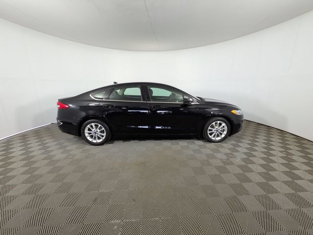 Used 2019 Ford Fusion SE FWD image 2