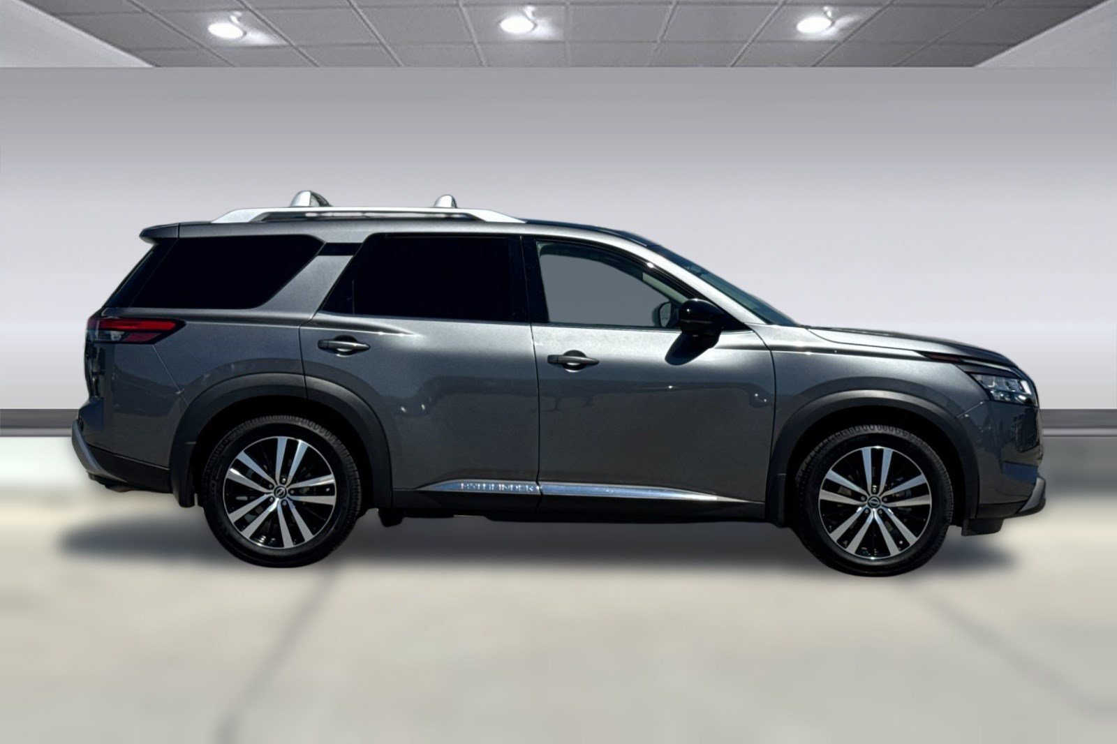 Used 2024 Nissan Pathfinder Platinum w/ Cargo Package AWD/4WD image 8