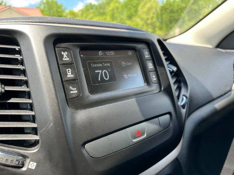 Used 2015 Jeep Cherokee Latitude w/ Cold Weather Group AWD/4WD image 19