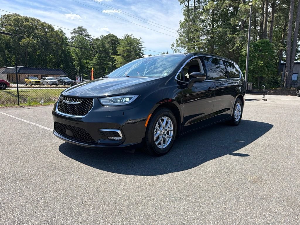 Used 2023 Chrysler Pacifica Touring-L FWD image 2