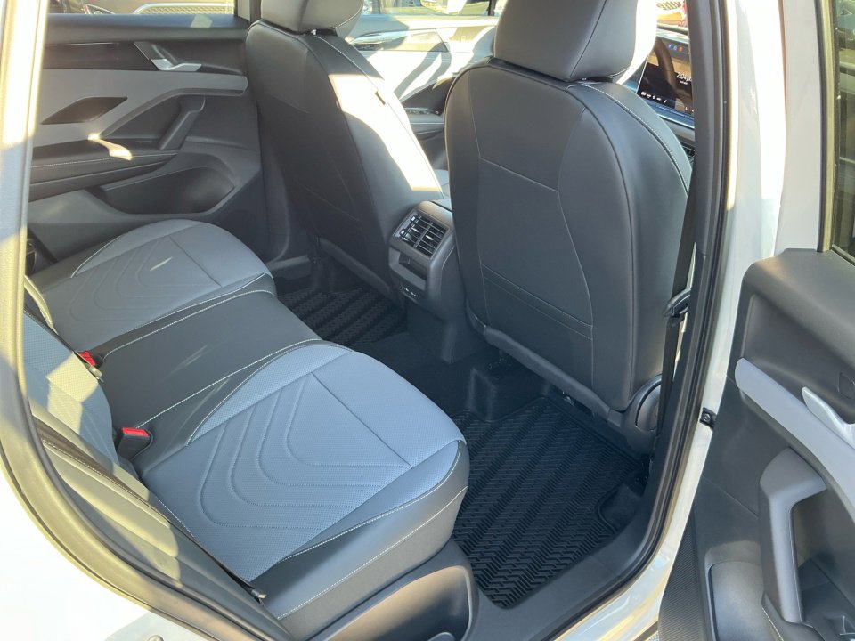 New 2026 Volkswagen Tiguan SE R-Line AWD/4WD image 28