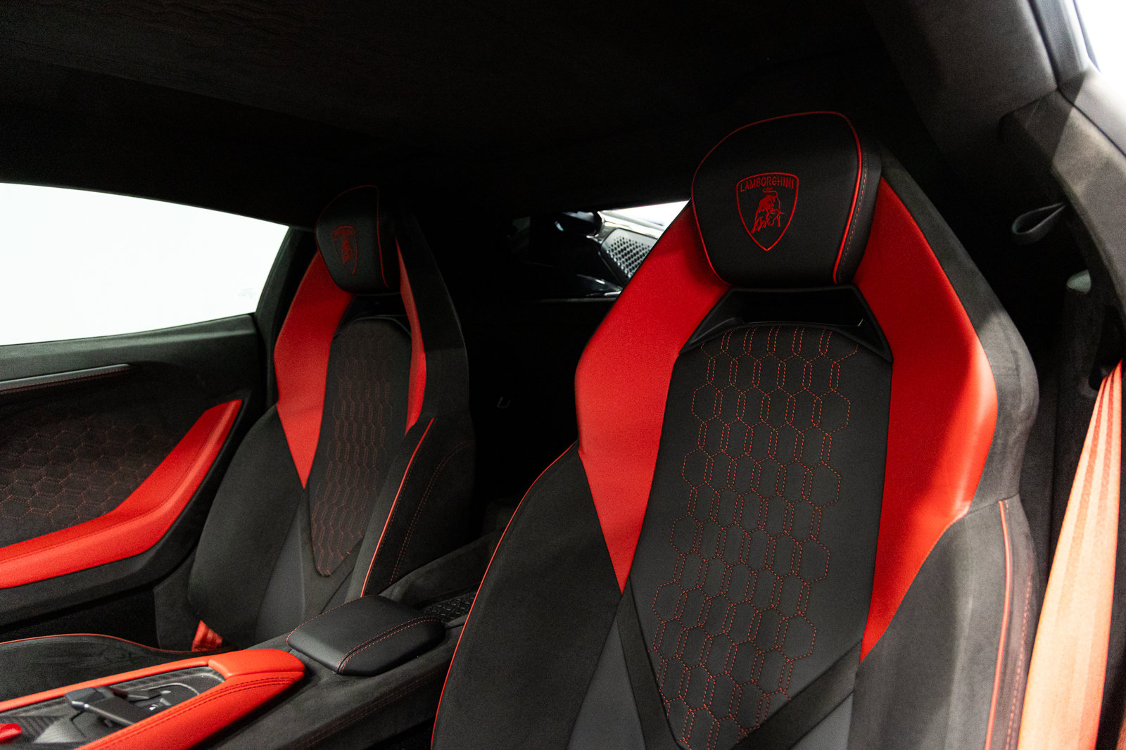 Used 2024 Lamborghini Revuelto AWD/4WD image 35