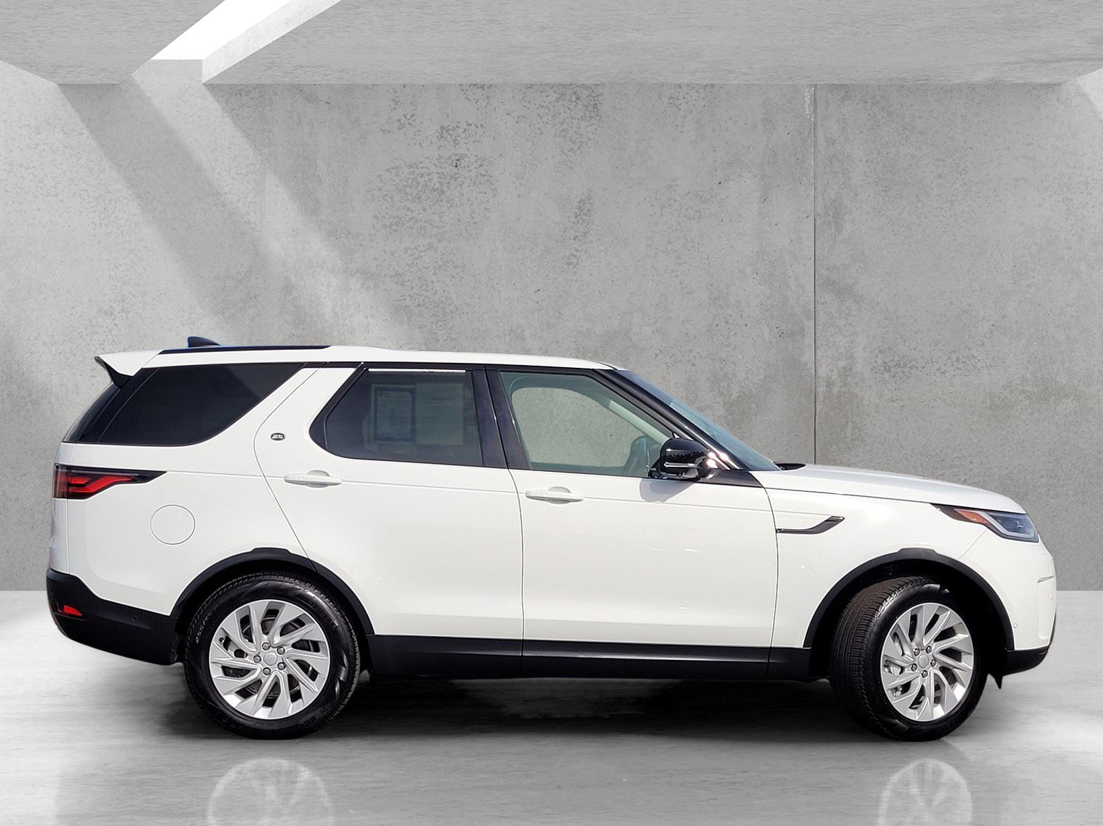 Used 2024 Land Rover Discovery S image 3
