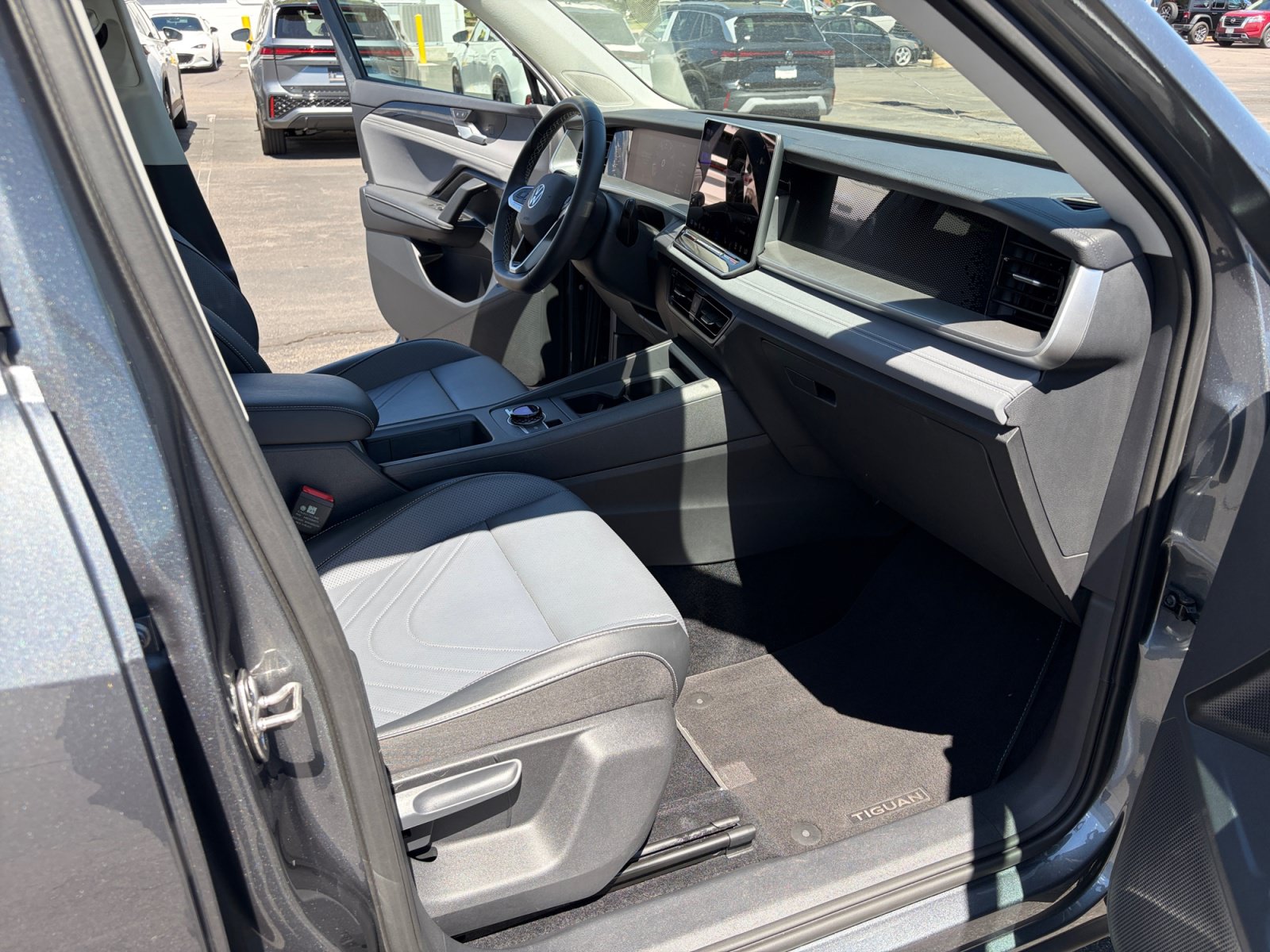 Used 2025 Volkswagen Tiguan SE w/ Panoramic Sunroof Package AWD/4WD image 19