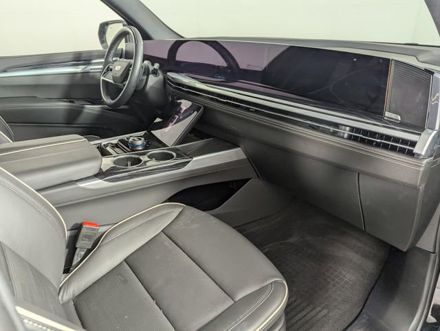 Used 2025 Cadillac Escalade ESV Sport w/ Touring Package image 24