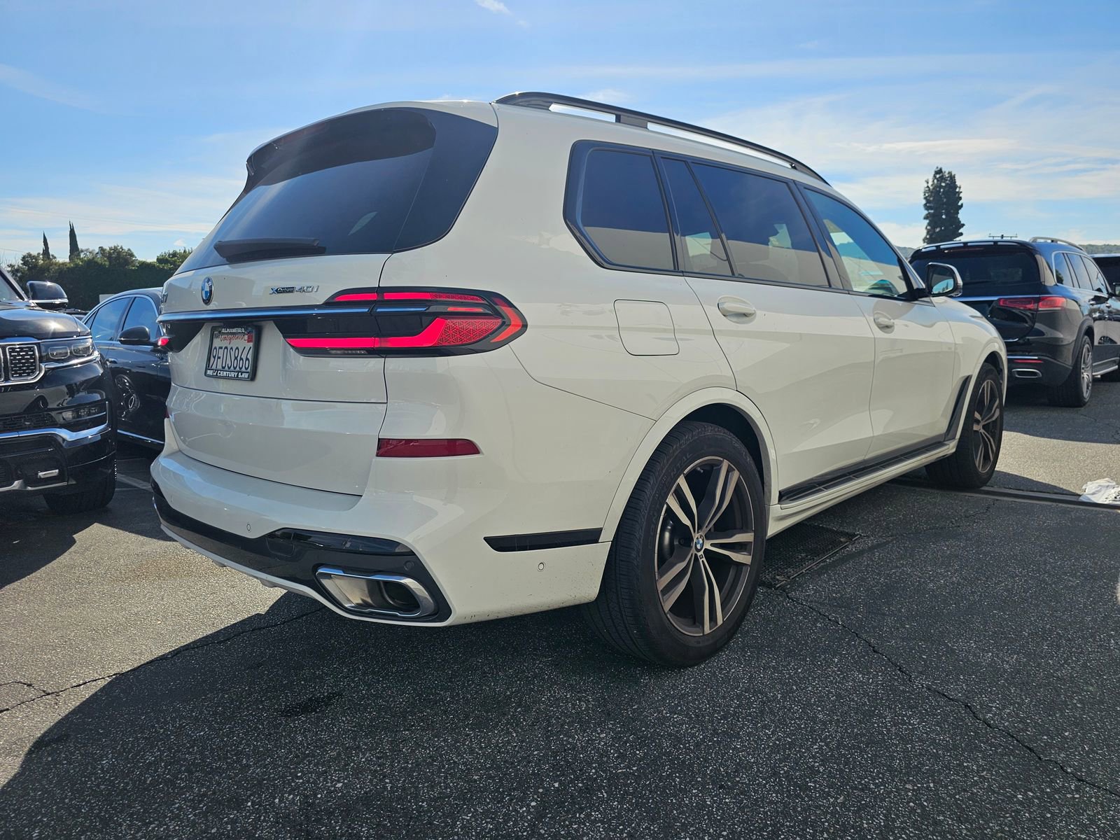 Used 2023 BMW X7 xDrive40i w/ M Sport Package image 2