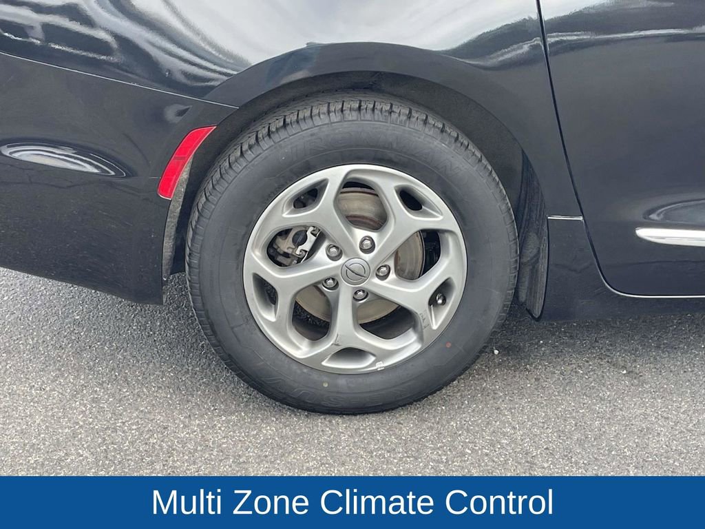 Certified 2023 Chrysler Pacifica Limited image 12