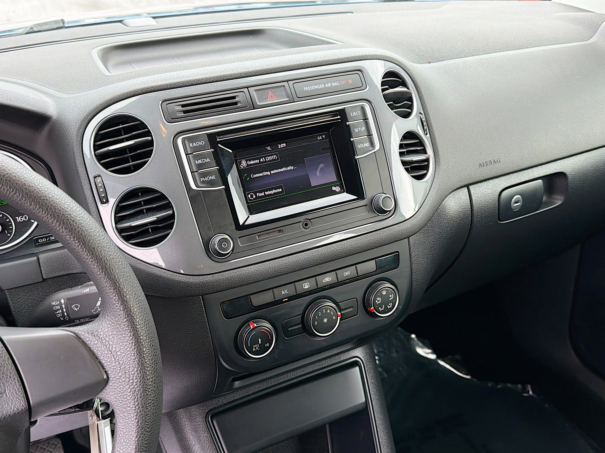 Used 2017 Volkswagen Tiguan Limited image 26