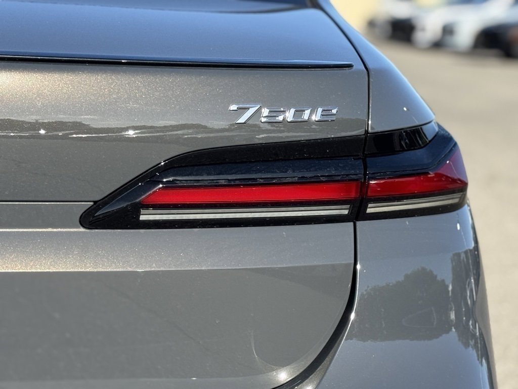 New 2026 BMW 750e xDrive w/ Executive Package image 14