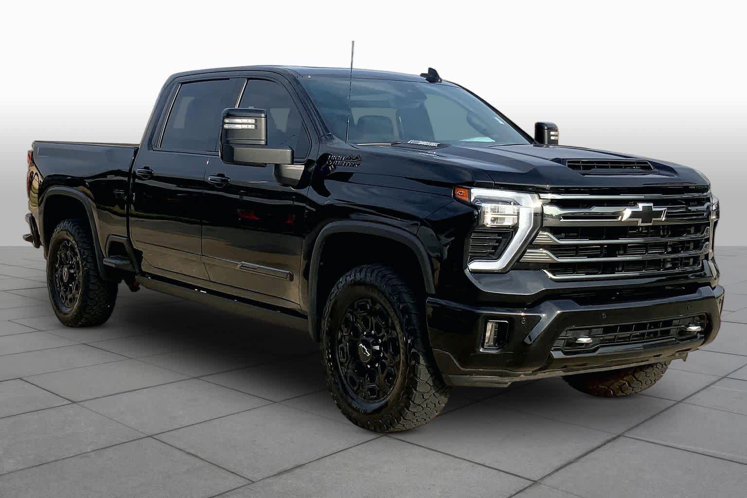 Used 2024 Chevrolet Silverado 2500 High Country w/ High Country Premium Package AWD/4WD image 2