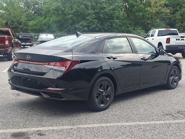 Used 2022 Hyundai Elantra SEL w/ Cargo Package FWD image 2