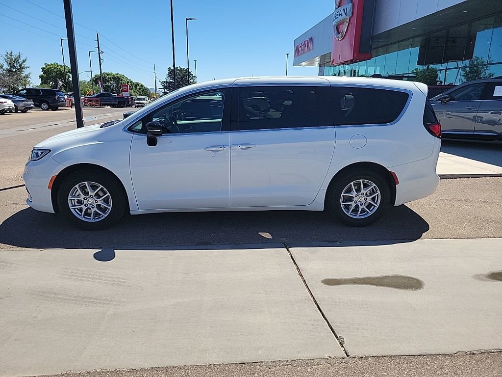 Used 2024 Chrysler Pacifica Touring-L FWD image 4