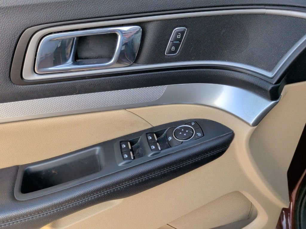 Used 2016 Ford Explorer XLT w/ Equipment Group 202A image 9