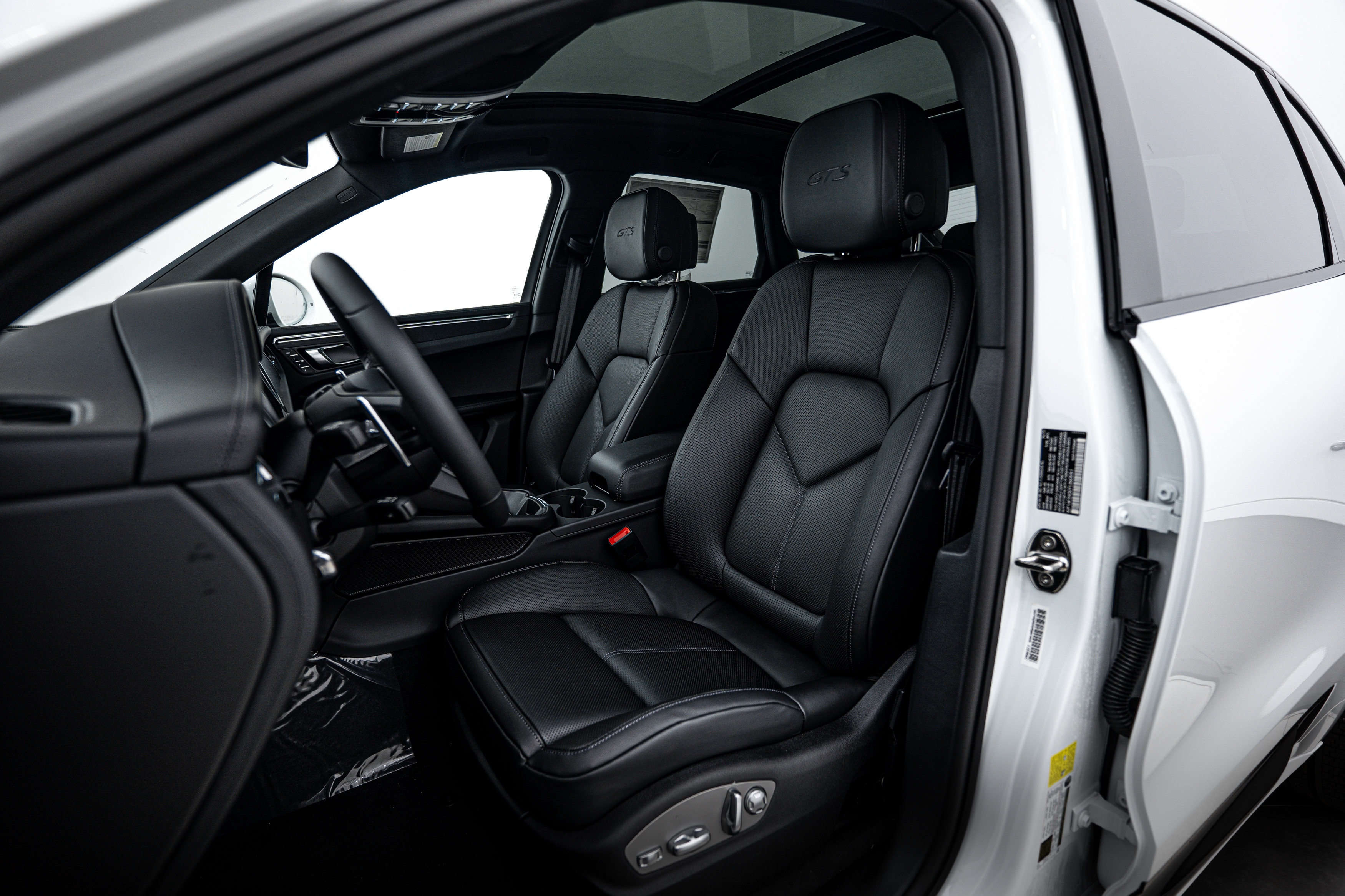 New 2026 Porsche Macan GTS image 5