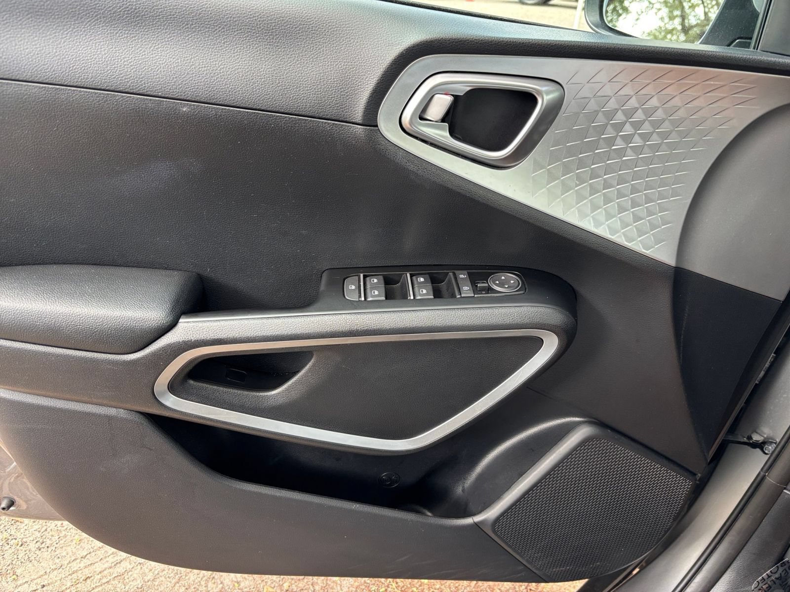Used 2025 Kia Soul LX w/ LX Technology Package FWD image 18