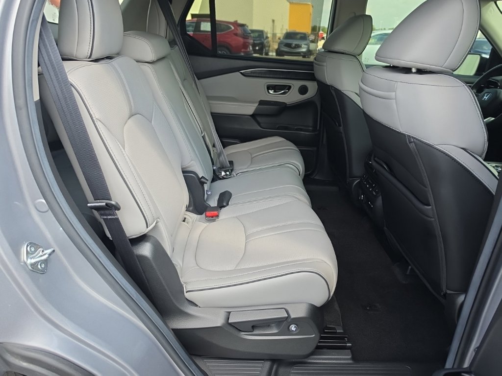 Used 2025 Honda Pilot Elite image 31