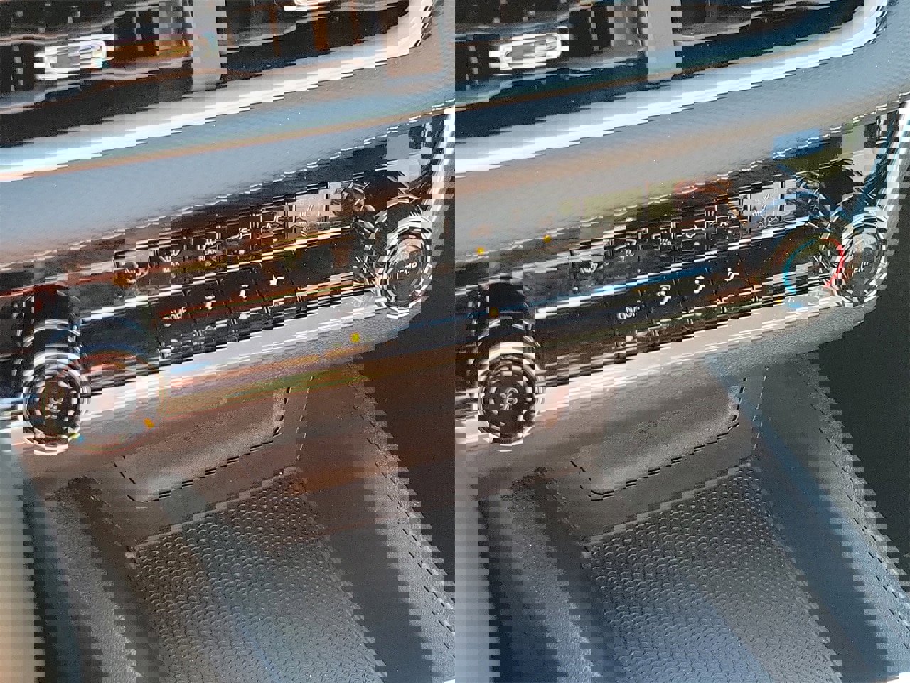 Used 2025 Chevrolet Equinox LT image 25