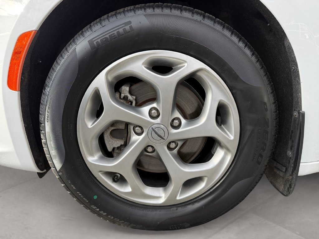 Used 2023 Chrysler Pacifica Limited w/ Uconnect Theater Family Group FWD image 14