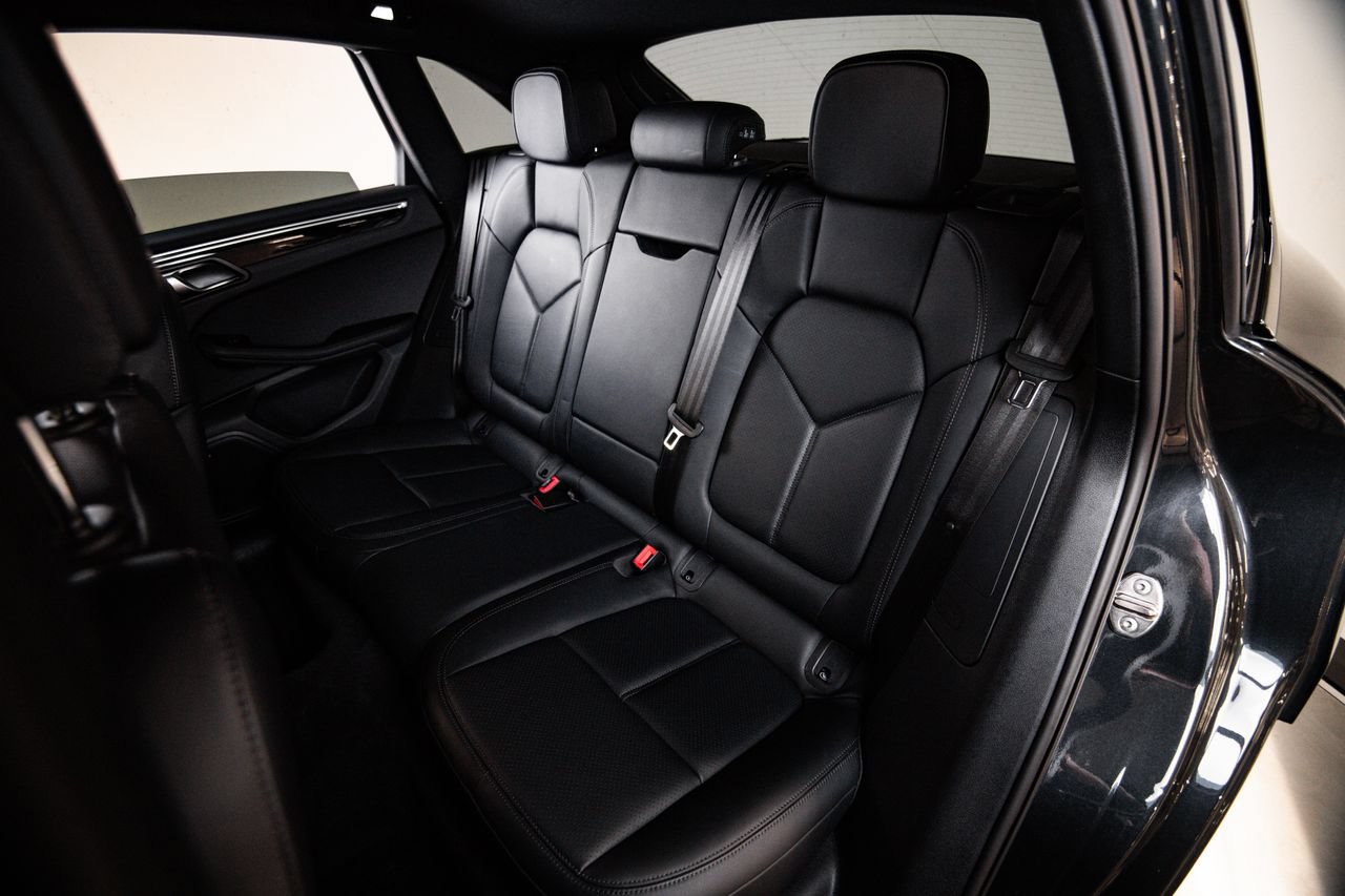 Certified 2024 Porsche Macan AWD/4WD image 24